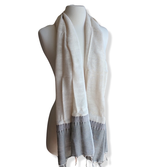 Hand Woven fringed scarf shawl | Cream sage gray - Picture 2 of 3